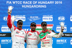 Podio: segundo lugar Yvan Muller, Citroën World Touring Car Team, Citroën C-Elysée WTCC; Ganador Jos