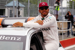 Льюис Хэмилтон, Mercedes AMG F1 в закрытом парке