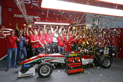 Kampioen 2016 Lance Stroll, Prema Powerteam Dallara F312 – Mercedes-Benz viert met het team