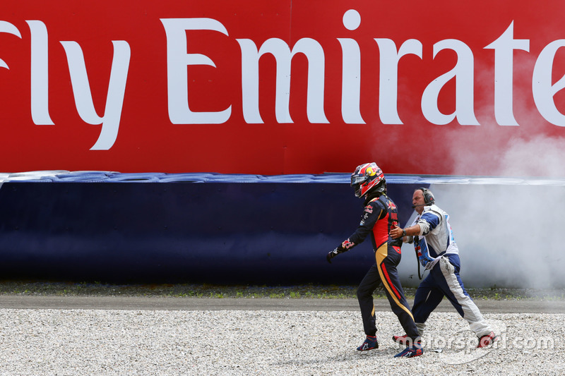 Daniil Kvyat, Scuderia Toro Rosso after a big crash