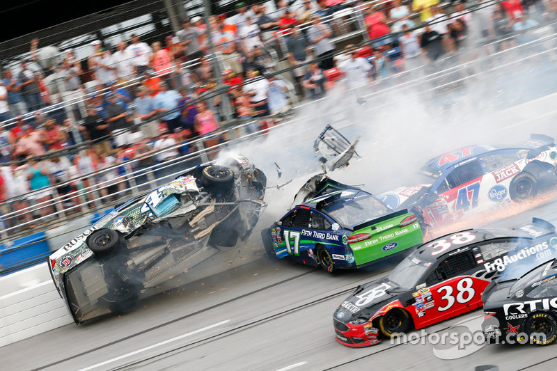 Авария Рики Стенхауса-мл., Roush Fenway Racing Ford и Кевина Харвика, Stewart-Haas Racing Chevrolet