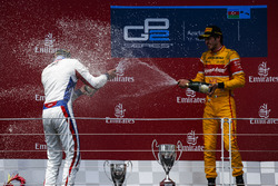 Il vincitore della gara Antonio Giovinazzi, PREMA Racing e il secondo classificato Sergey Sirotkin,