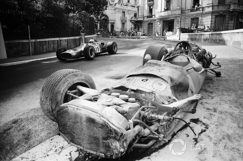 1968年モナコGP:大破したペドロ・ロドリゲスのBRM P133の横を抜けていく、デニス・ハルム(マクラーレン・コスワースM7A)