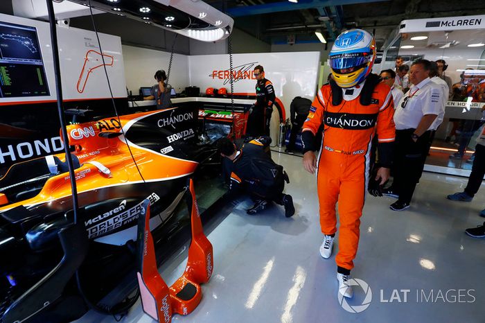 McLaren estrenó monos naranjas, a juego con su coche. No dieron demasiada suerte...