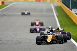 Jolyon Palmer, Renault Sport F1 Team RS17, Carlos Sainz Jr., Scuderia Toro Rosso STR12