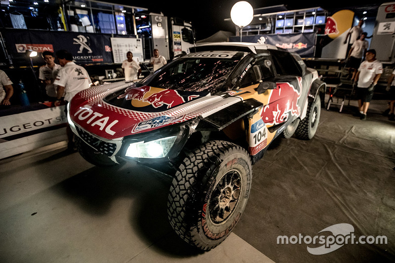 The crashed #104 Peugeot Sport Peugeot 3008 DKR: Sébastien Loeb, Daniel Elena