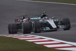 Валттери Боттас, Mercedes AMG F1 W08, и Кевин Магнуссен, Haas F1 VF-17