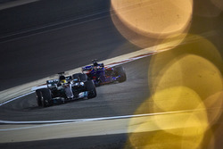 Льюис Хэмилтон, Mercedes AMG F1 W08, и Даниил Квят, Scuderia Toro Rosso STR12
