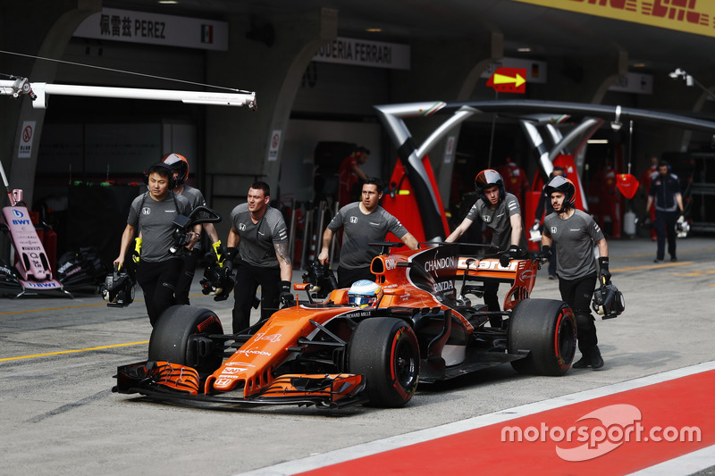 Fernando Alonso, McLaren MCL32, wird in die Box geschoben