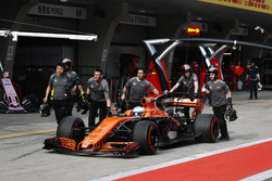 El equipo McLaren regresa el coche de Fernando Alonso, McLaren MCL32 para el garaje