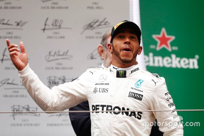 Lewis Hamilton, Mercedes AMG, celebra en el podio
