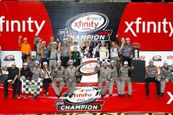 Campeón 2016 y ganador de la carrera, Daniel Suárez, Joe Gibbs Racing Toyota