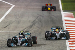 Valtteri Bottas, Mercedes F1 W08; Lewis Hamilton, Mercedes F1 W08; Max Verstappen, Red Bull Racing R