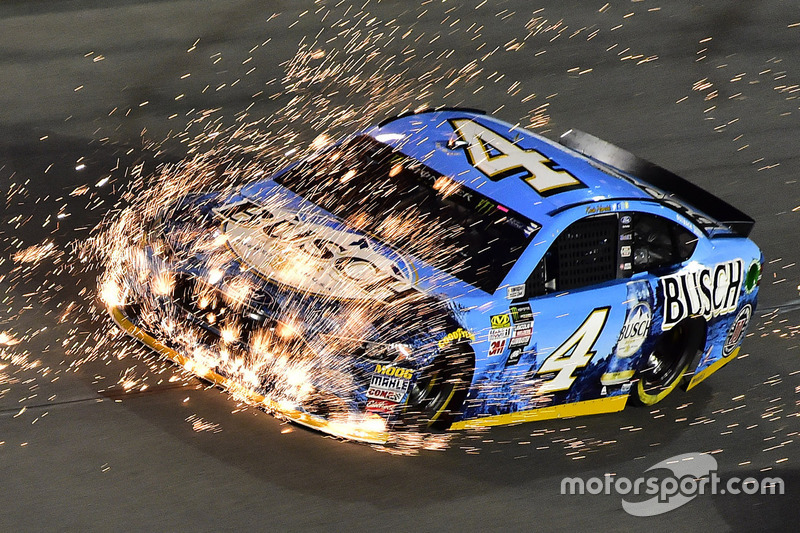 Des étincelles sur la voiture de Kevin Harvick