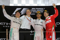 Le vainqueur Lewis Hamilton, Mercedes AMG F1, le deuxième, Nico Rosberg, Mercedes AMG F1, le troisième, Sebastian Vettel, Ferrari