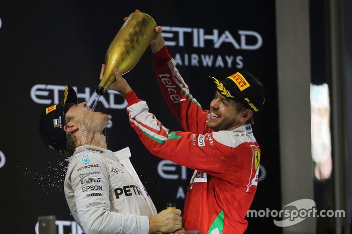 Segundo lugar de Nico Rosberg, de Mercedes AMG F1 celebra su campeonato del mundo en el podio con Sebastian Vettel, Ferrari