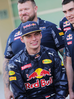 Max Verstappen, Red Bull Racing en una fotografía de equipo
