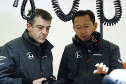 Руководитель программы Honda F1 Юсуке Хасегава беседует с коллегой