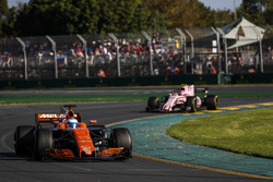 Fernando Alonso, McLaren MCL32; Esteban Ocon, Force India VJM10