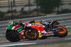 Aleix Espargaro, Aprilia Racing Team Gresini; Marc Marquez, Repsol Honda Team