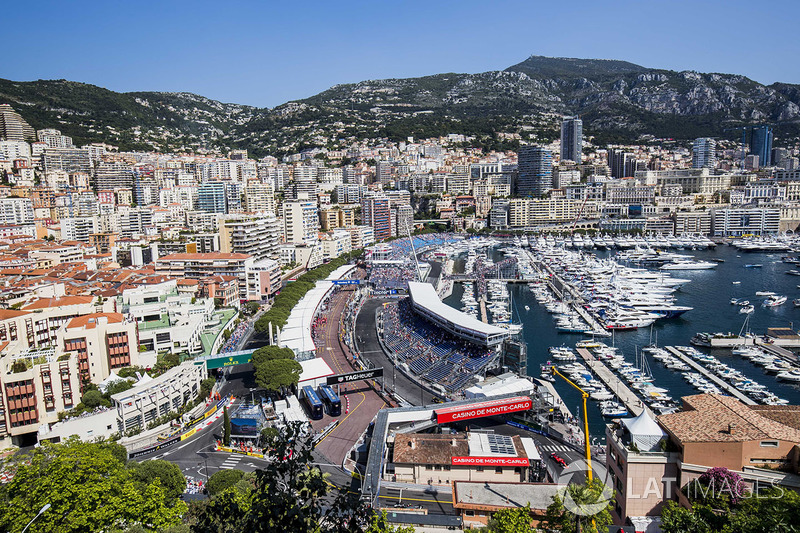 Sebastian Vettel, Ferrari SF70H, Jolyon Palmer, Renault Sport F1 Team RS17, Romain Grosjean, Haas F1