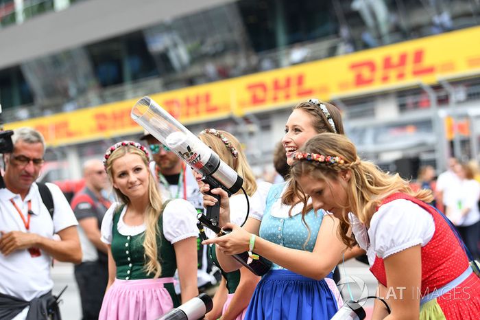 Chicas de la parrilla animan a los fans