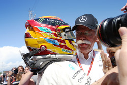 Le vainqueur Lewis Hamilton, Mercedes AMG F1 W08, et le Dr Dieter Zetsche, PDG, Mercedes Benz