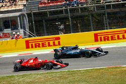 Lewis Hamilton, Mercedes AMG F1 W08 t y Sebastian Vettel, Ferrari SF70H
