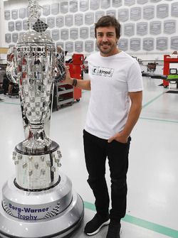 Fernando Alonso avec le BorgWarner Trophy