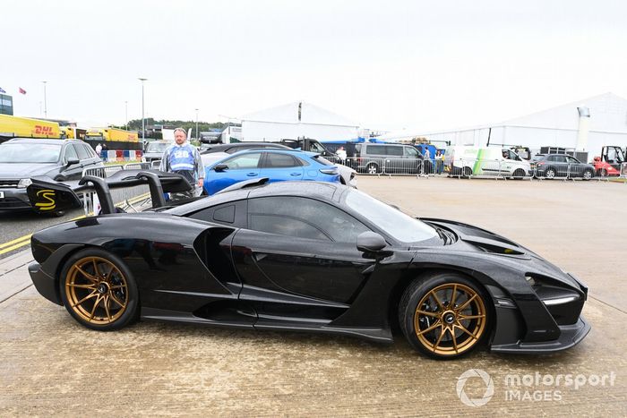 Lando Norris, McLaren, llega en un McLaren Senna de carretera