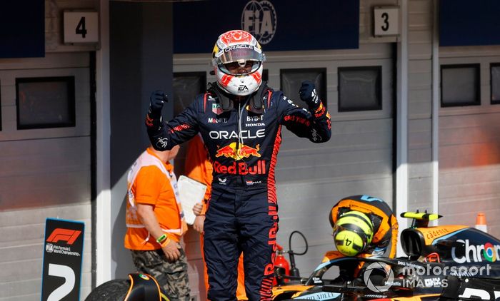 Max Verstappen, Red Bull Racing, 1ª posición, celebra su llegada al Parc Ferme