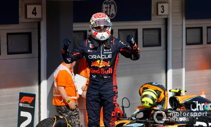 Max Verstappen, Red Bull Racing, 1ª posición, celebra su llegada al Parc Ferme