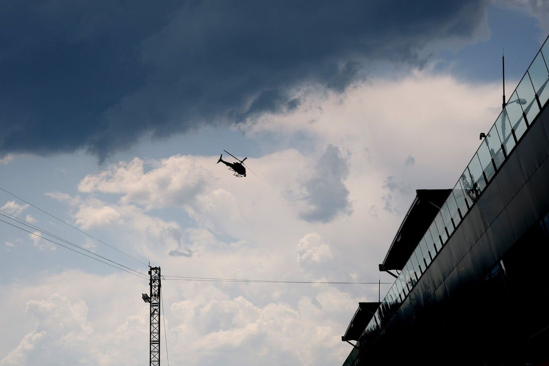 Un helicóptero sobrevuela la pista
