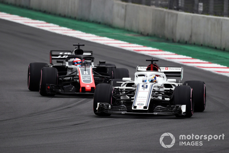 Marcus Ericsson, Sauber C37 and Romain Grosjean, Haas F1 Team VF-18