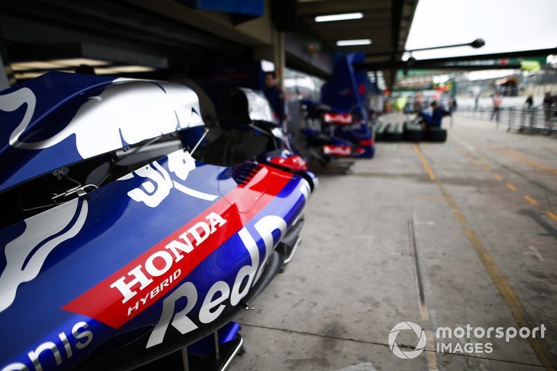 Carrozzeria Toro Rosso in pit lane