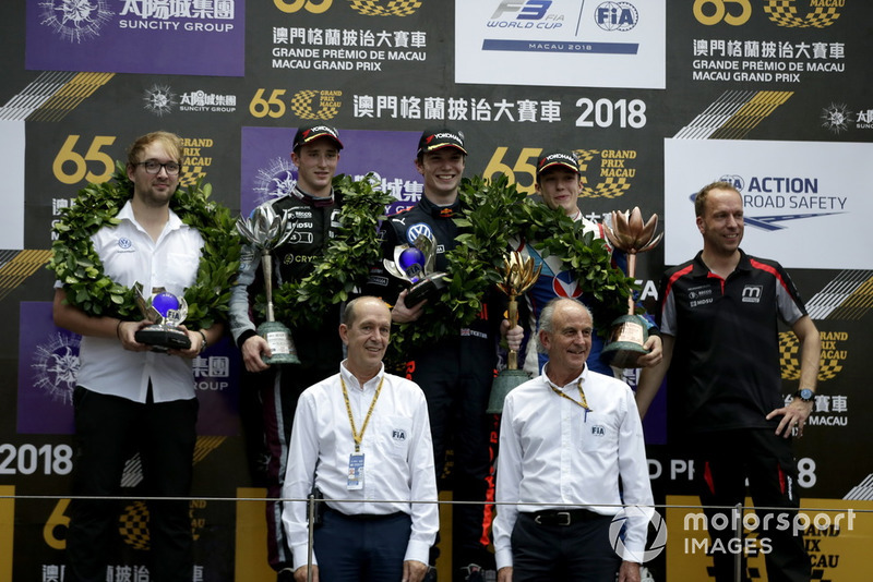 Podio: ganador, Dan Ticktum, Motopark Academy, segundo, Joel Eriksson, Motopark Academy, tercero, Sacha Fenestraz, Carlin