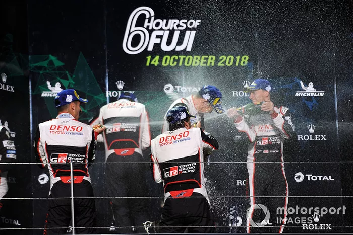 Podio LMP1: los ganadores Mike Conway, Kamui Kobayashi, Jose Maria Lopez, Toyota Gazoo Racing, y los segundos Sebastien Buemi, Kazuki Nakajima, Fernando Alonso, Toyota Gazoo Racing