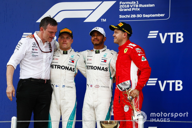 James Allison, Direttore tecnico, Mercedes AMG, il secondo classificato Valtteri Bottas, Mercedes AMG F1, il vincitore della gara Lewis Hamilton, Mercedes AMG F1, il terzo classificato Sebastian Vettel, Ferrari, sul podio