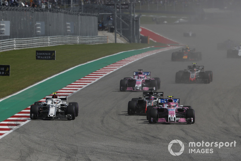 Charles Leclerc, Alfa Romeo Sauber C37, Esteban Ocon, Racing Point Force India VJM11 e Romain Grosjean, Haas F1 Team VF-18 battle