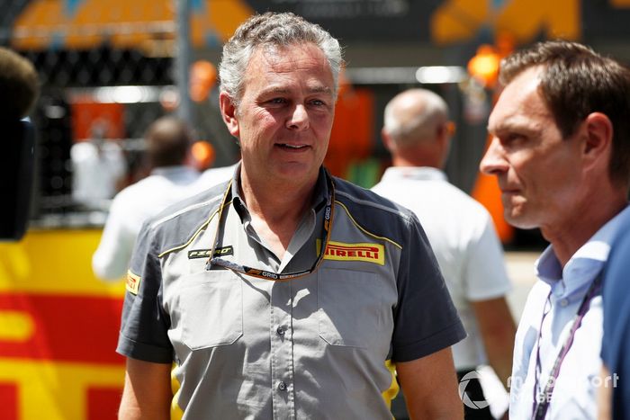 Mario Isola, director de carreras de Pirelli Motorsport, es entrevistado en la parrilla 