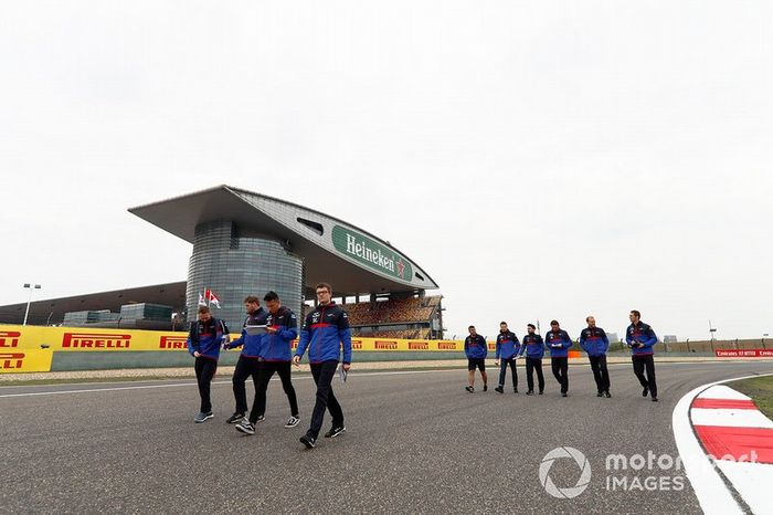 Alexander Albon, Toro Rosso walks the track with his team