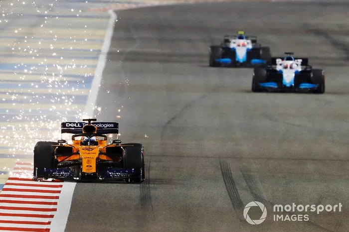 Chispas salen del coche dañado de Carlos Sainz Jr., McLaren MCL34, George Russell, Williams Racing FW42, y Robert Kubica, Williams FW42