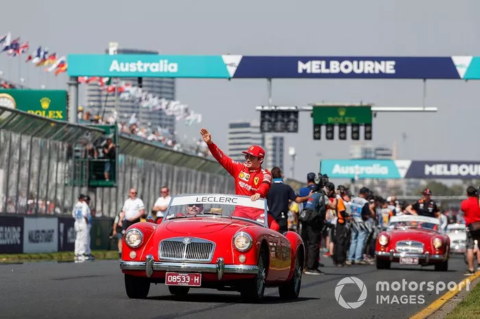 Charles Leclerc, Ferrari,  en el desfile de pilotos