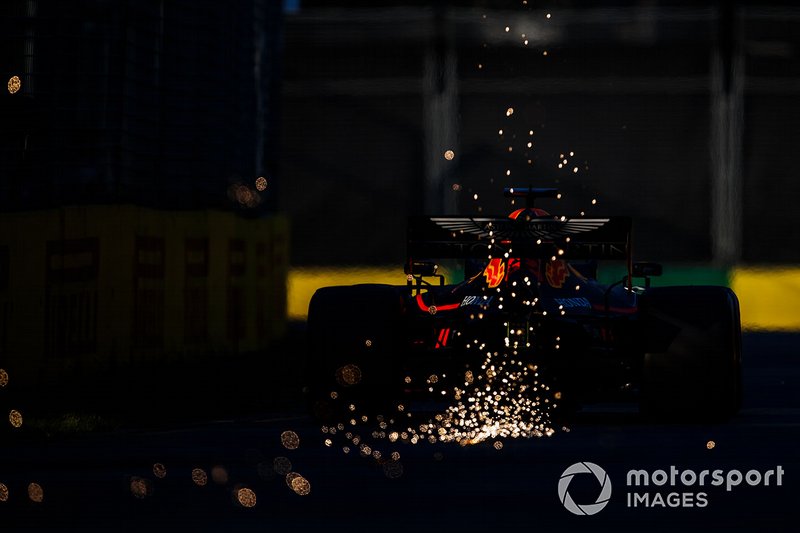 Max Verstappen, Red Bull Racing RB15 lâche des étincelles