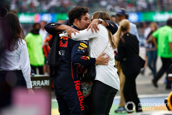 Sergio Pérez, Red Bull Racing, 3ª posición, lo celebra en el Parc Ferme con su familia