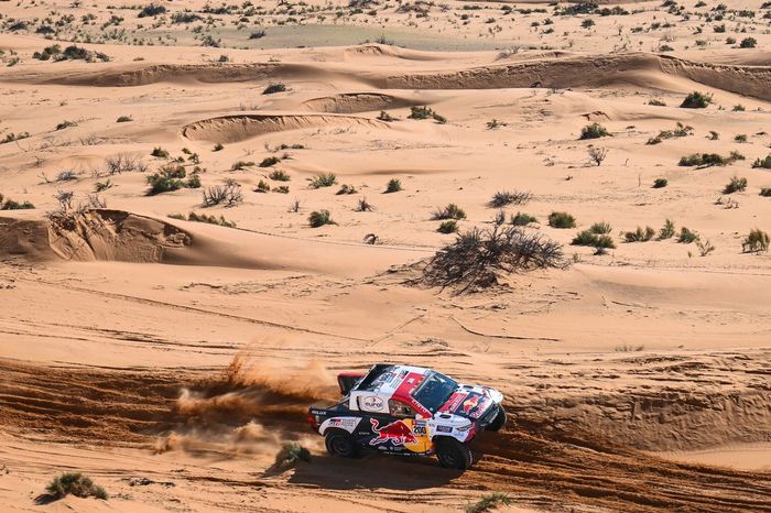 #200 Toyota Gazoo Racing Toyota: Nasser Al-Attiyah, Mathieu Baumel