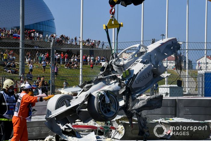 Comisarios con el coche accidentado de Luca Ghiotto, Hitech Grand Prix tras el toque con Jack Aitken, Campos Racing 