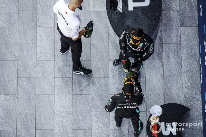 Podio: ganador de la carrera Valtteri Bottas, Mercedes-AMG F1, tercer lugar Lewis Hamilton, Mercedes-AMG F1