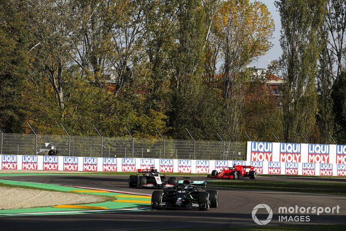 Lewis Hamilton, Mercedes F1 W11, Romain Grosjean, Haas VF-20, y Sebastian Vettel, Ferrari SF1000