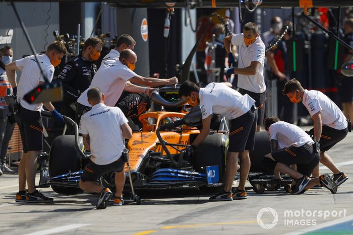 Lando Norris, McLaren MCL35  en pits